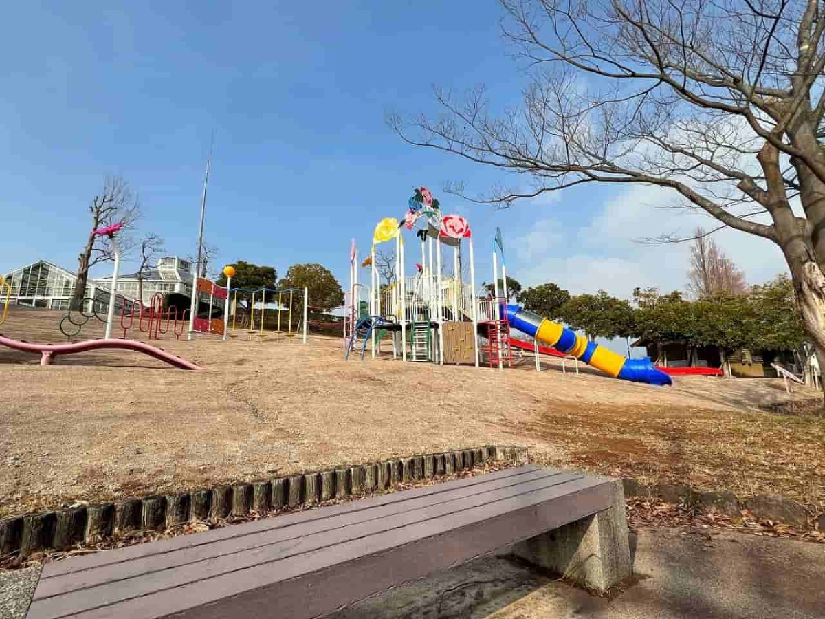 島根県松江市の大根島にある『大塚山公園』の遊具の様子
