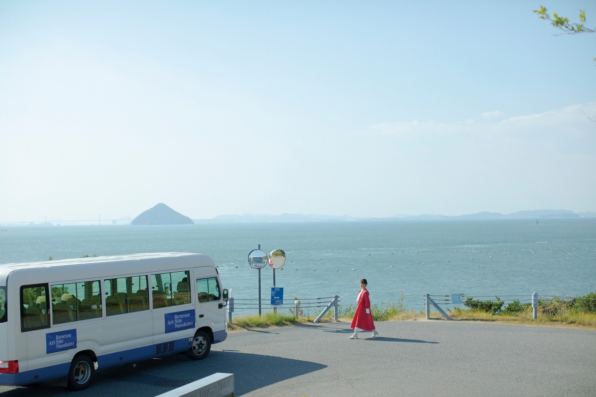 瀬戸内海に浮かぶ香川県直島町の場内無料シャトルバス