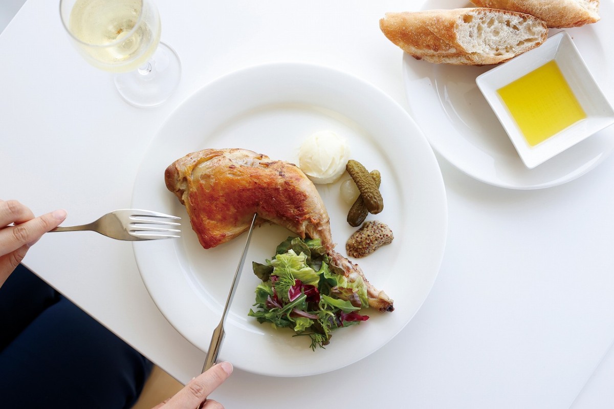 香川県青島町にある「ベネッセハウス ミュージアム」館内2階のカフェ