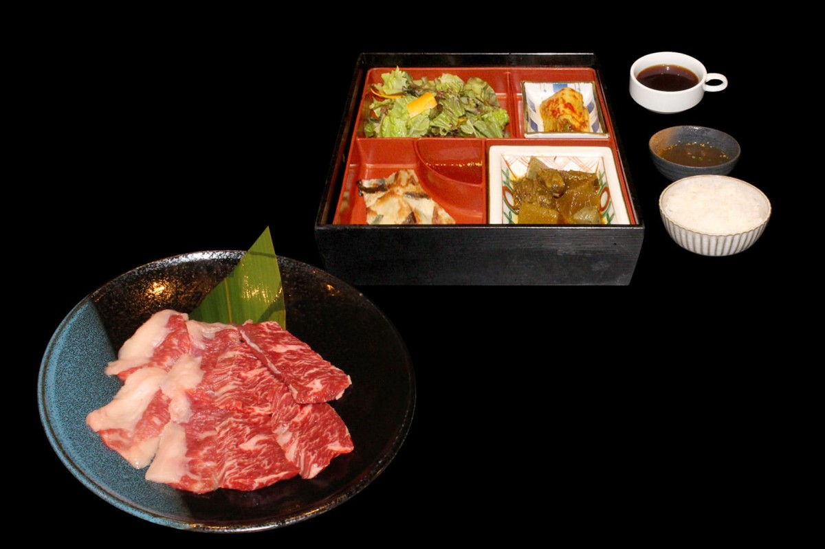 鳥取県米子市の『焼肉・韓国料理がんばりや』のランチ「カルビ＆ハラミ定食」