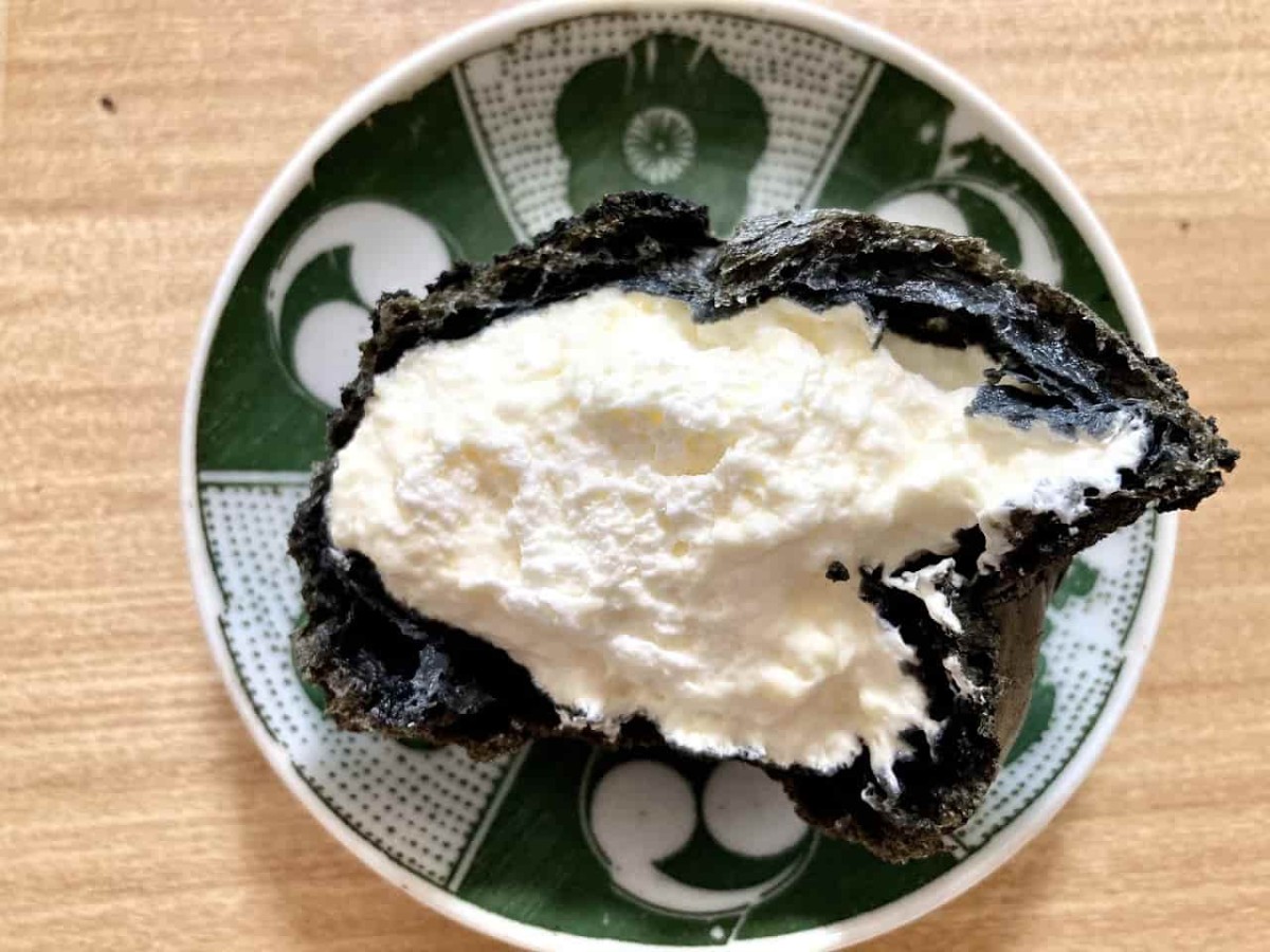 鳥取県東伯郡琴浦町にある『お菓子屋たけたけ』で購入した黒いシュークリーム