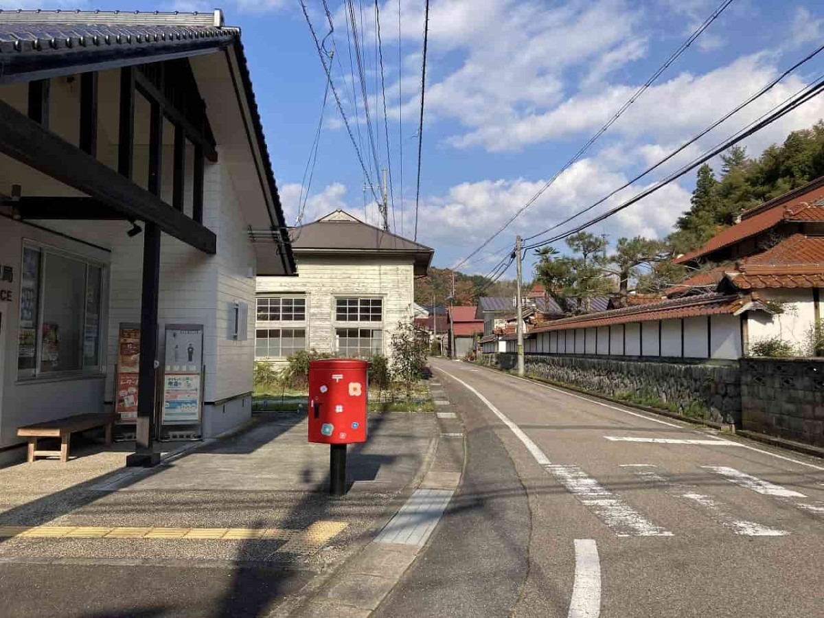 島根県益田市美郷町の「二川郵便局」で見つけたかわいいポストの周辺