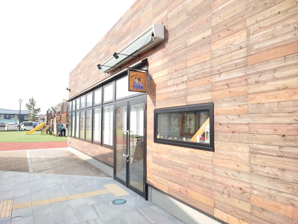 島根県雲南市三刀屋町の複合施設「コトリエット」にオープンしたブックカフェ『コタ』の外観