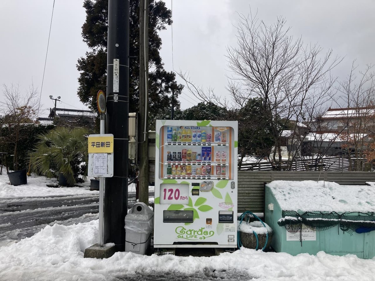 出雲市平田町にあるバス停のおやつ自販機