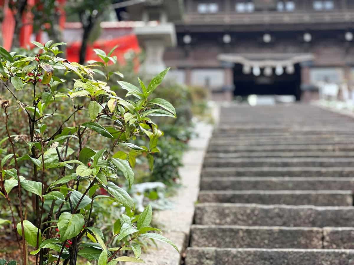 島根県益田市の『高津柿本神社』の参道沿い