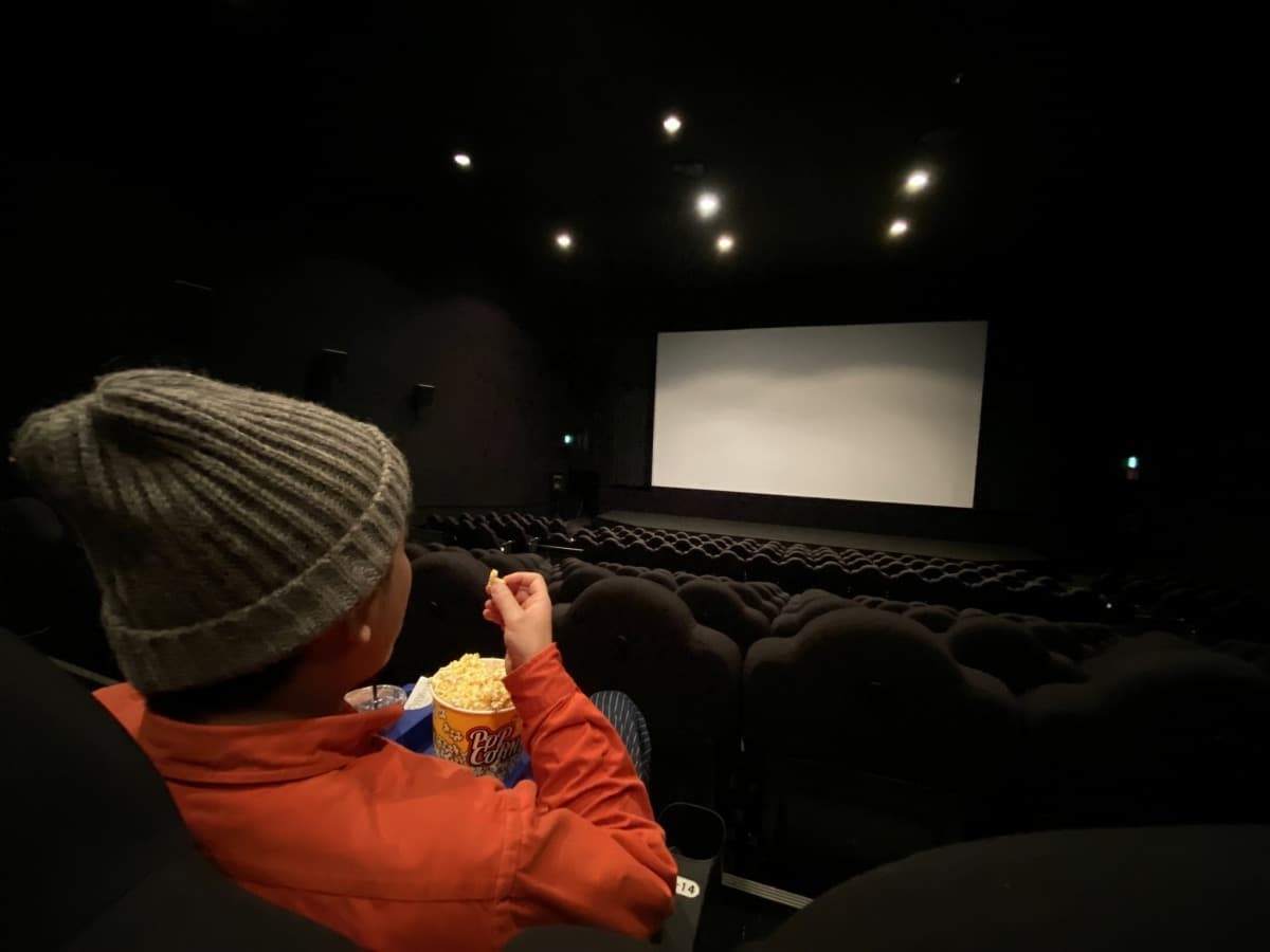 島根県出雲市にある映画館「T・ジョイ出雲」で映画鑑賞をする編集部いしやん