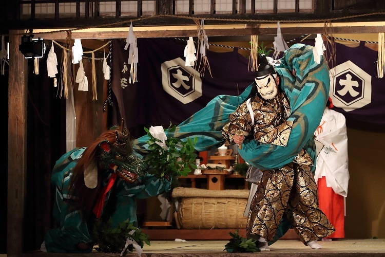 島根県雲南市で見られる「出雲神楽」の演舞の様子