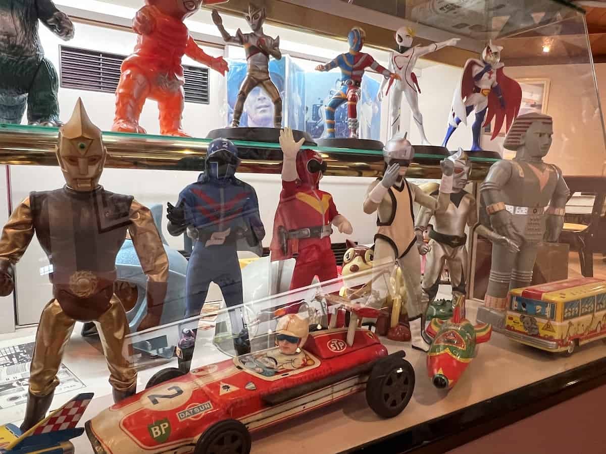 島根県益田市の『リバティ洋菓子店』に並ぶヒーローコレクション