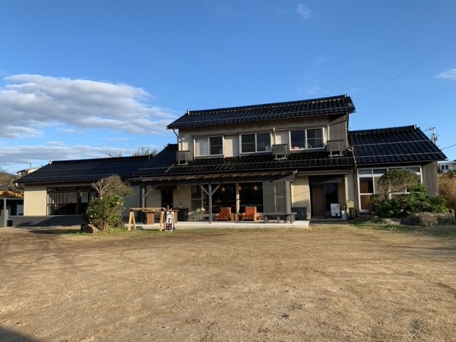 鳥取県岩美町にオープンした『海ごはん×カフェContinuar（コンティノアール）』の外観