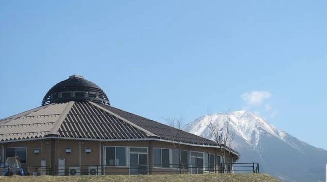 鳥取県伯耆町にあるオートキャンプ場『ますみず天空キャンプ場』の受付『大山望』の外観
