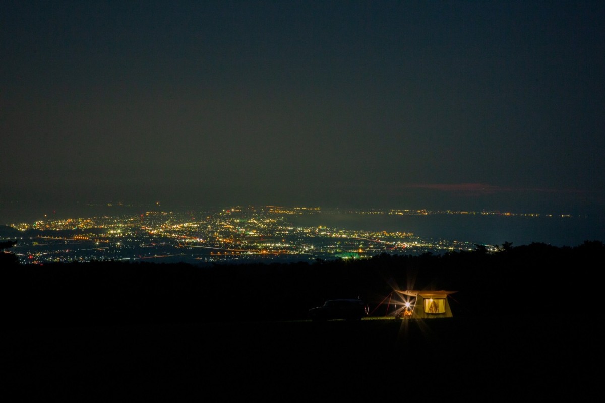 鳥取県伯耆町にあるオートキャンプ場『ますみず天空キャンプ場』のキャンプサイトからみた夜景