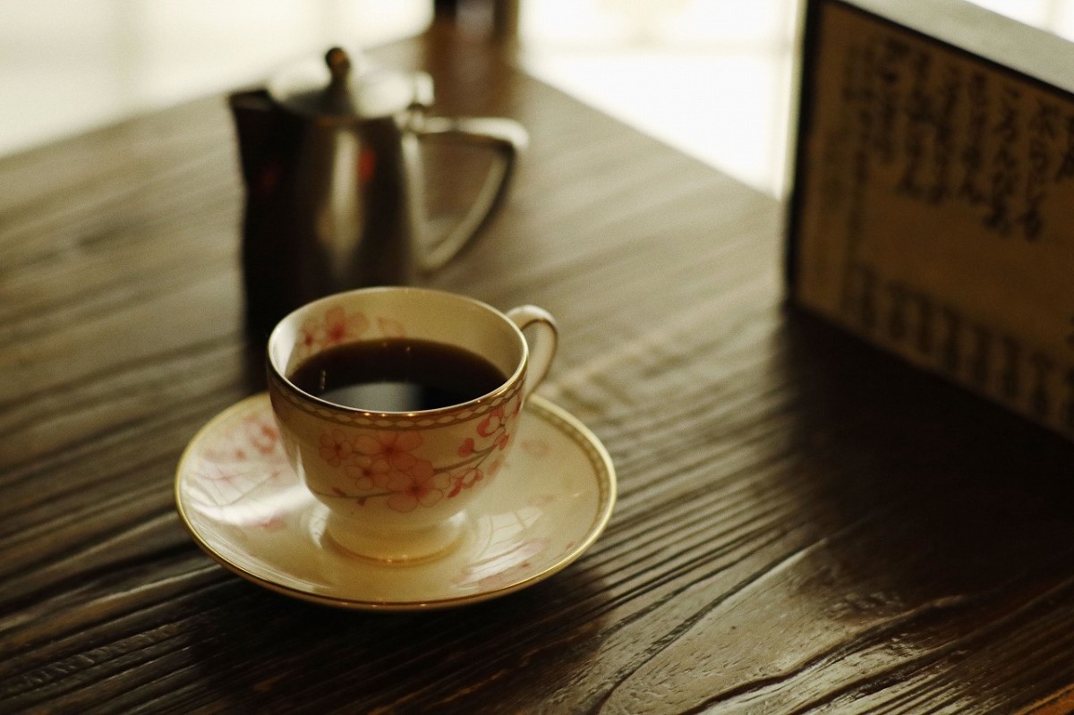 島根県松江市にオープンした『服部珈琲工房 北田町店』で提供されるコーヒーのイメージ