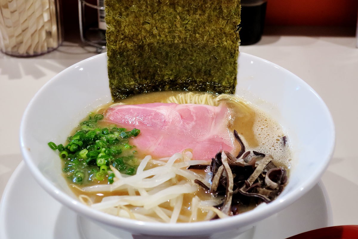島根県松江市学園のラーメン店『豚骨NEXT』の豚骨ラーメン