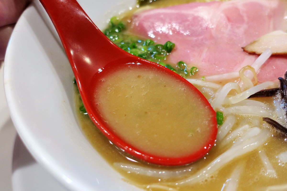 島根県松江市学園のラーメン店『豚骨NEXT』の豚骨ラーメン
