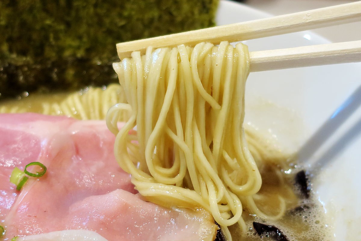 島根県松江市学園のラーメン店『豚骨NEXT』の豚骨ラーメン