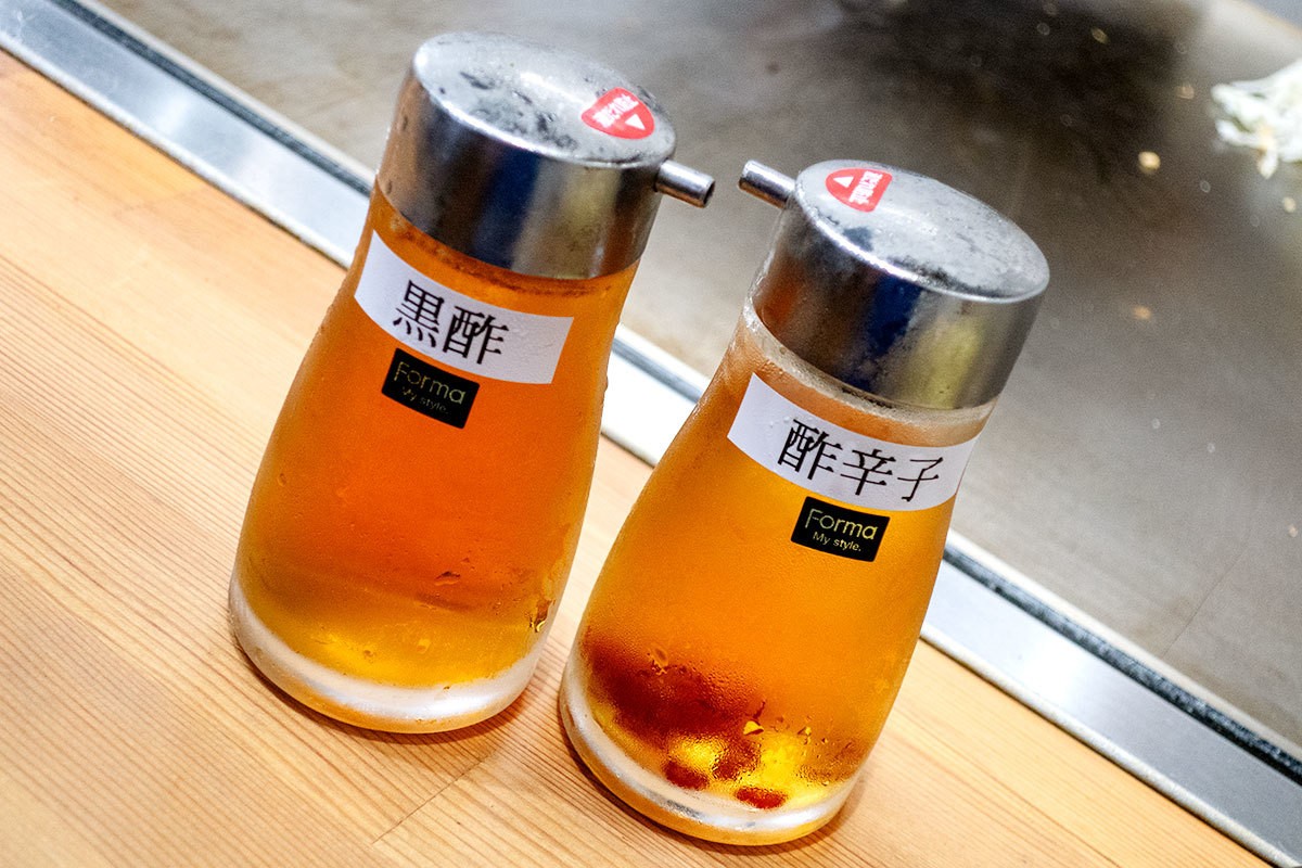 松江市菅田町の「お好み焼きひろしま」の卓上調味料