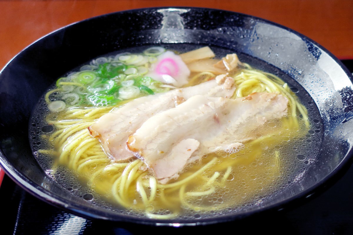 米子市の人気ラーメン店『悟空』、『道の駅 大山恵みの里』のコラボラーメン「牛骨しおラーメン」