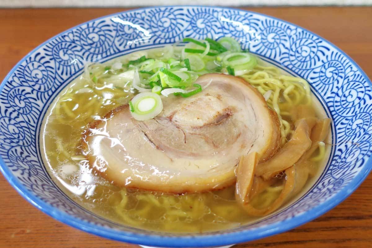 米子市の人気ラーメン店『悟空』の「牛骨しおラーメン」