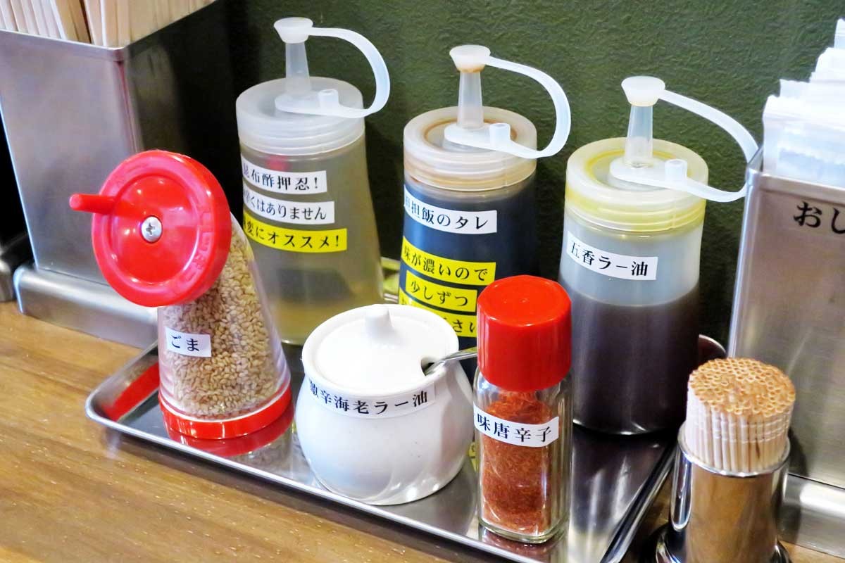 米子市万能町の担担麺専門店『汁なし担担麺 階杉 米子店』の卓上調味料