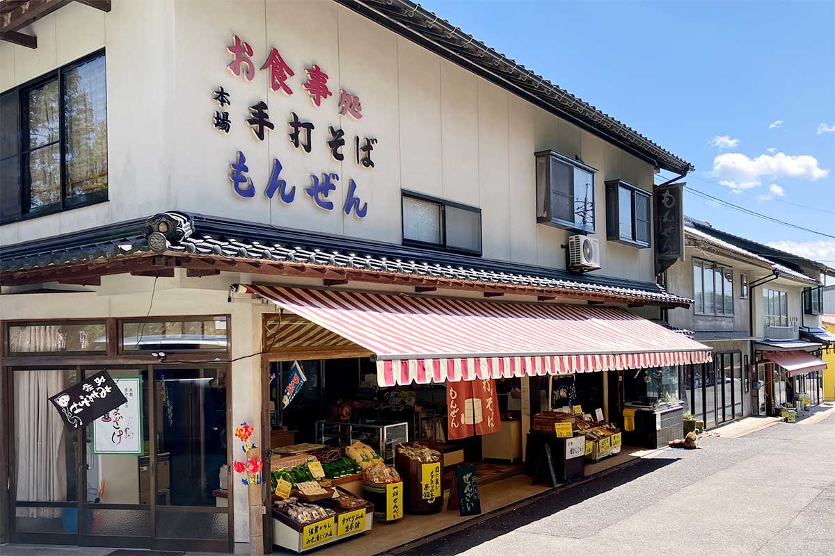 島根県出雲市の古刹『一畑薬師』の門前に立つ『出雲そば もんぜん』の外観