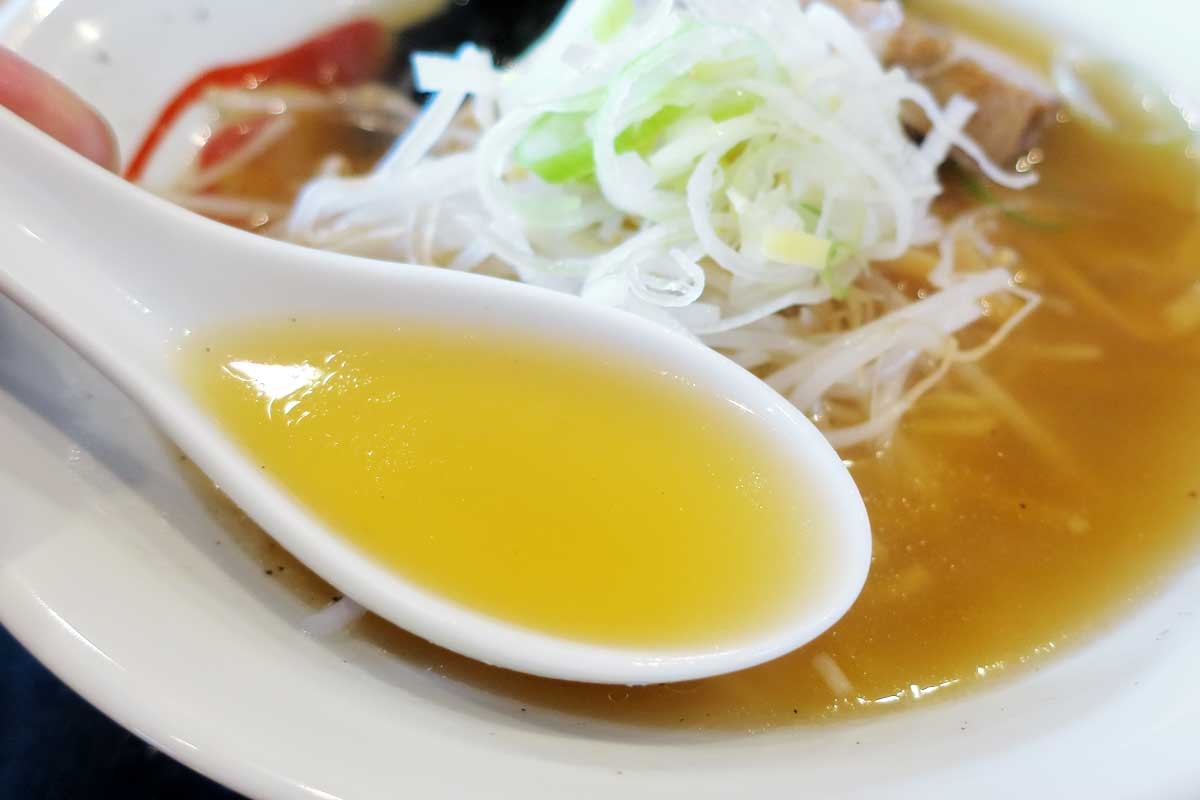 島根県松江市にある鳥取牛骨ラーメンの店「たかうな松江店」の「牛骨ラーメンしょうゆ（極み白）」