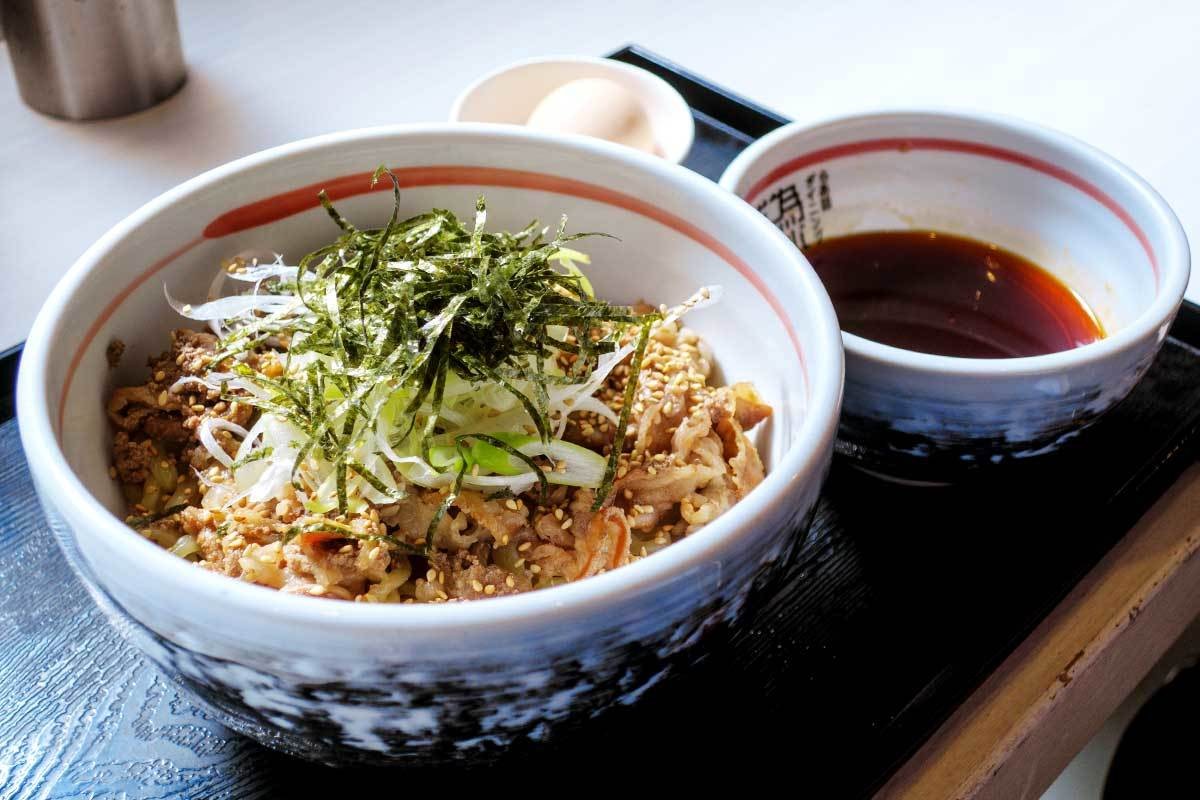 JR松江駅直結の複合施設内にあるラーメン店『らあ麺ダイニング 為セバ成ル。KAKERU』の「元祖 牛肉そばつけ麺」