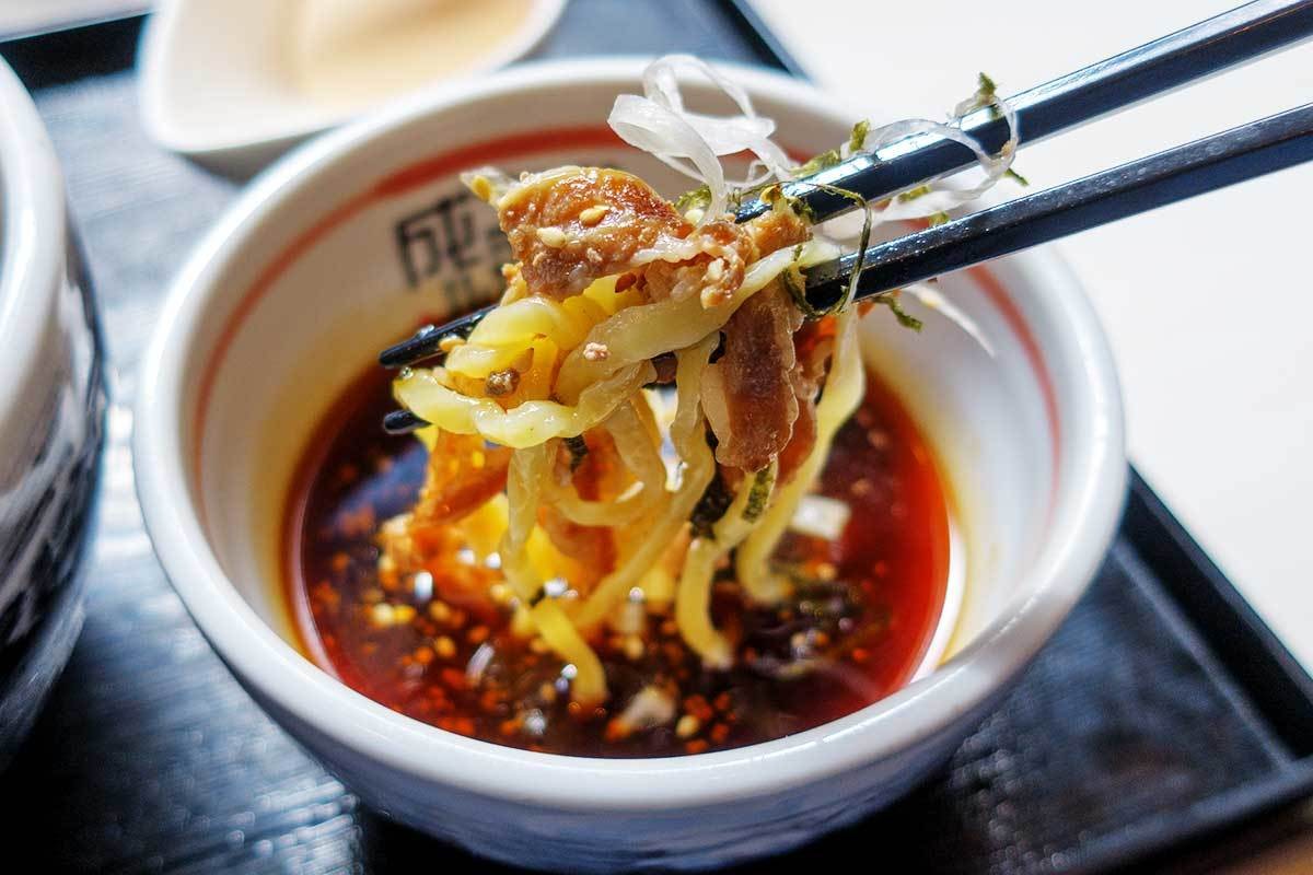 JR松江駅直結の複合施設内にあるラーメン店『らあ麺ダイニング 為セバ成ル。KAKERU』の「元祖 牛肉そばつけ麺」