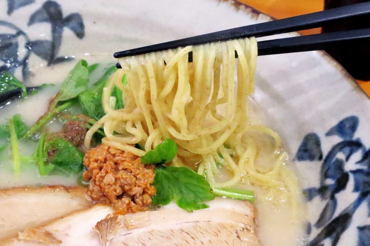 島根県松江市の人気ラーメン店『麪家ひばり』の「黒田芹白湯らぁめん」