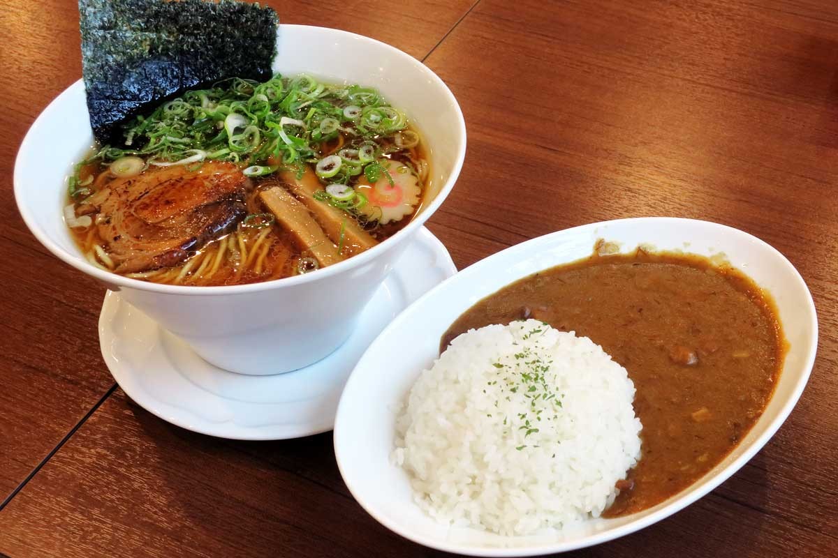 鳥取県大山町にある『中華そば 赤レンガ』の中華そばとカレーライスのセット