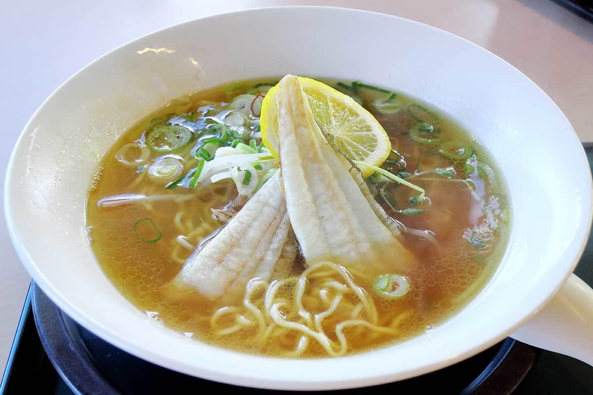 鳥取県湯梨浜町の食事処『海の駅とまり 元気海』のひらめラーメン