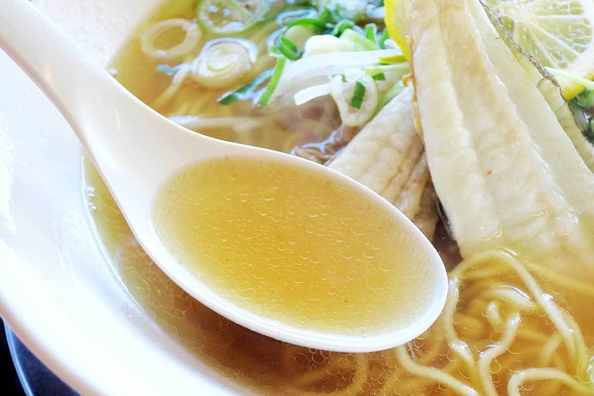 鳥取県湯梨浜町の食事処『海の駅とまり 元気海』のひらめラーメン