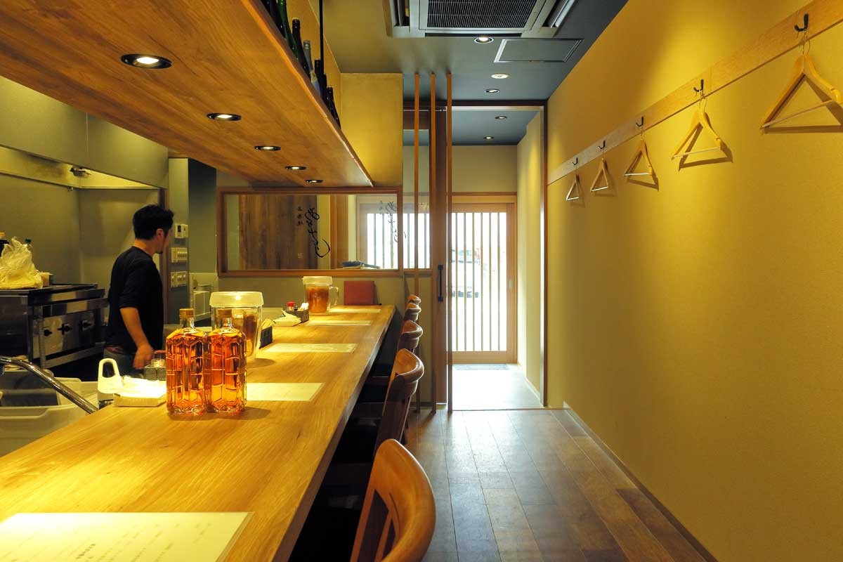 鳥取県境港市の鶏料理専門店『若鳥焼 あおみどり』の店内