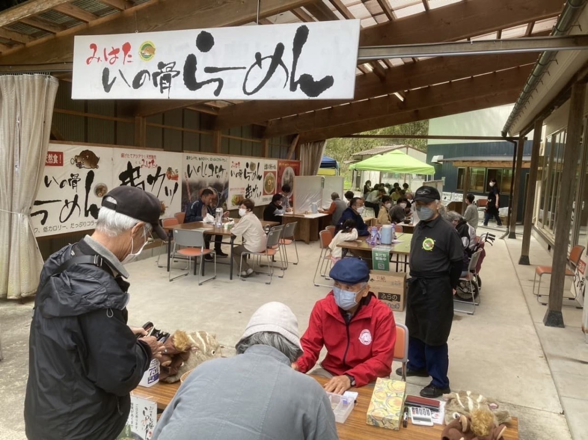 島根県出雲市で開催されるジビエラーメンイベント「みはた いの骨らーめん」の様子