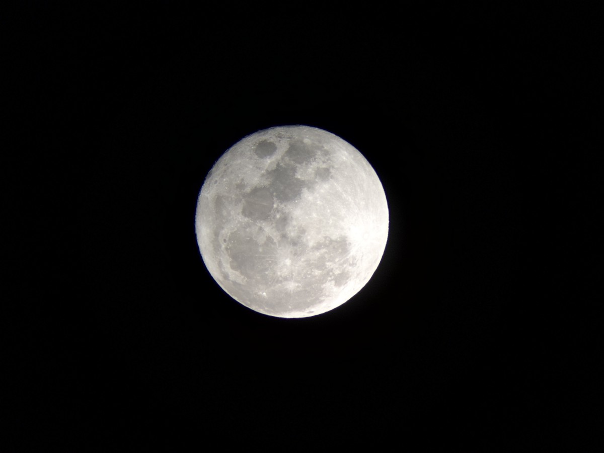 スマホで撮影した満月の写真