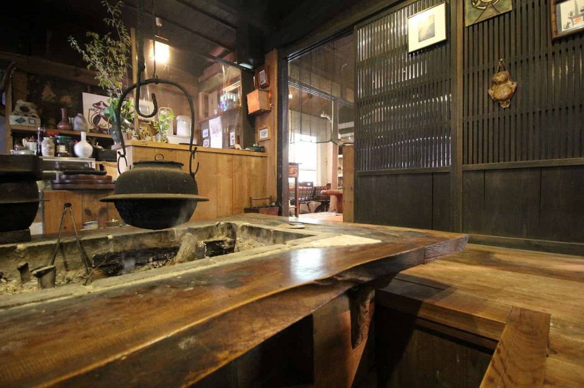 島根県松江市にある『ギャラリー木空風＆カフェドリ』の囲炉裏