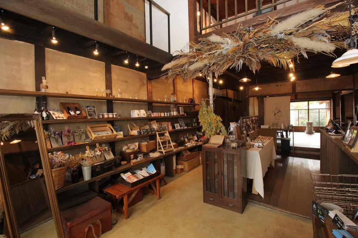 鳥取県米子市元町サンロードにある『goods＆cafeみっくす』の雑貨販売コーナー