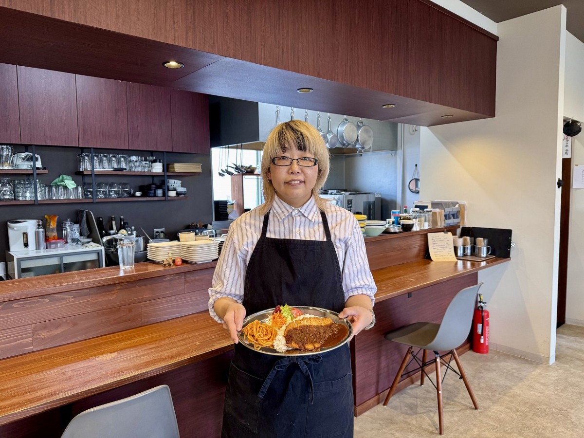 『カメノ食堂』のオーナー、亀谷さん。