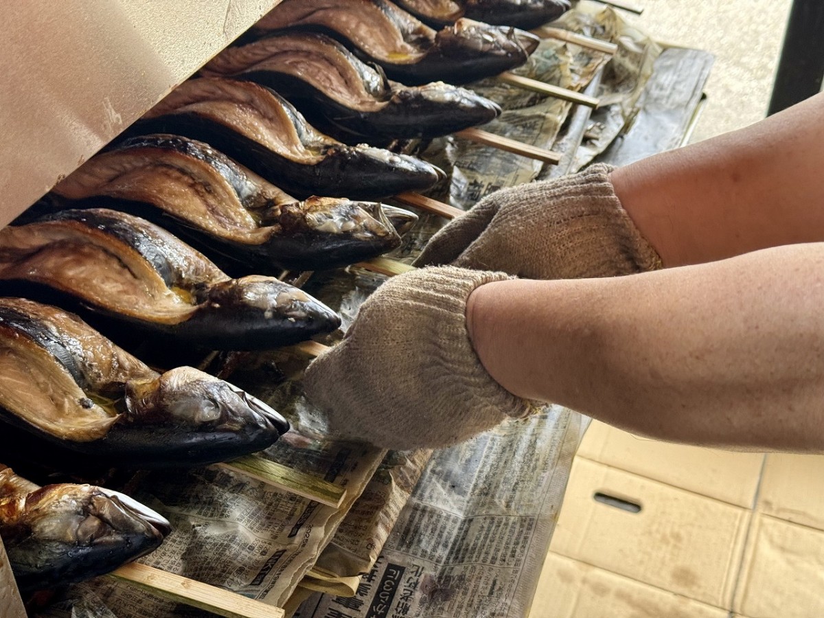 島根県雲南市にある焼きサバ専門店『藤原鮮魚店』の調理風景