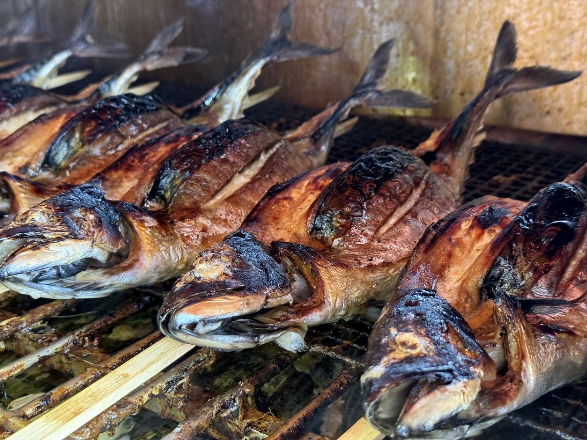 島根県雲南市にある焼きサバ専門店『藤原鮮魚店』の調理風景