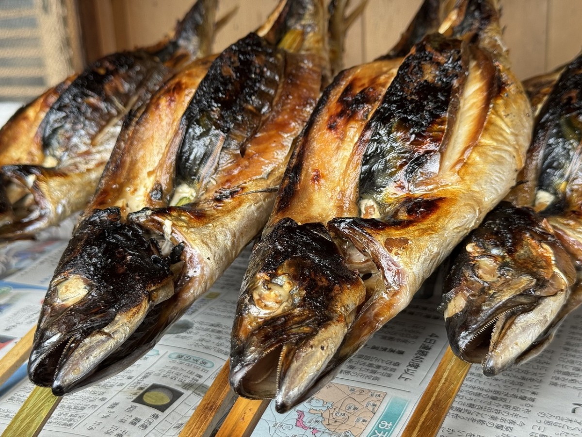 島根県雲南市にある焼きサバ専門店『藤原鮮魚店』の調理風景