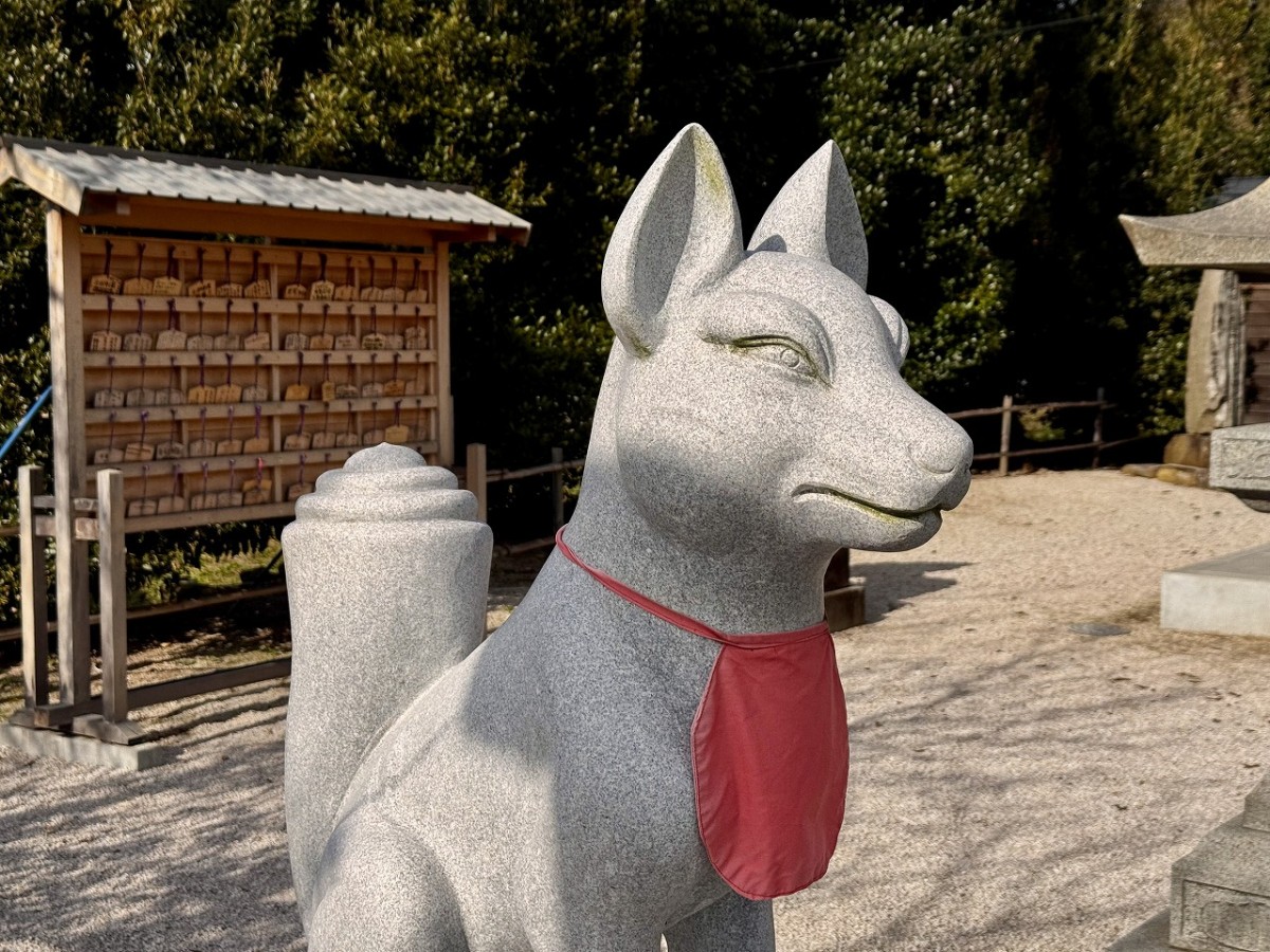 島根県出雲市にある『粟津稲生神社』の狐の石像