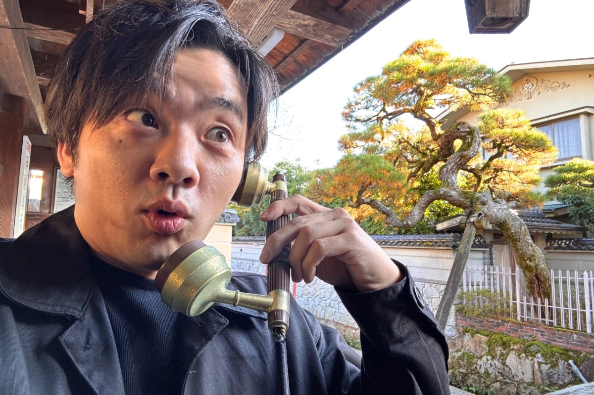 レトロな電話を実際に使っているところ