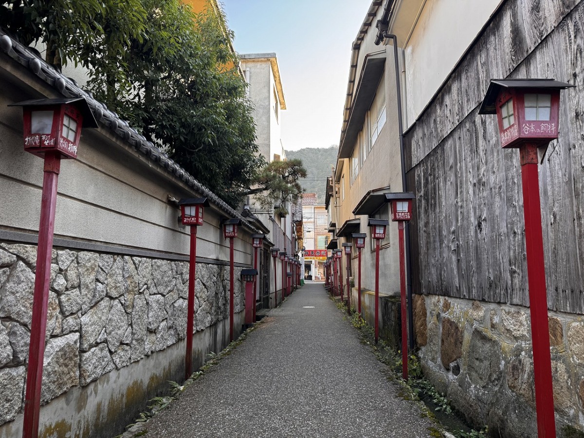 鳥取県倉吉市「白壁土蔵群」にある『大蓮寺』の参道