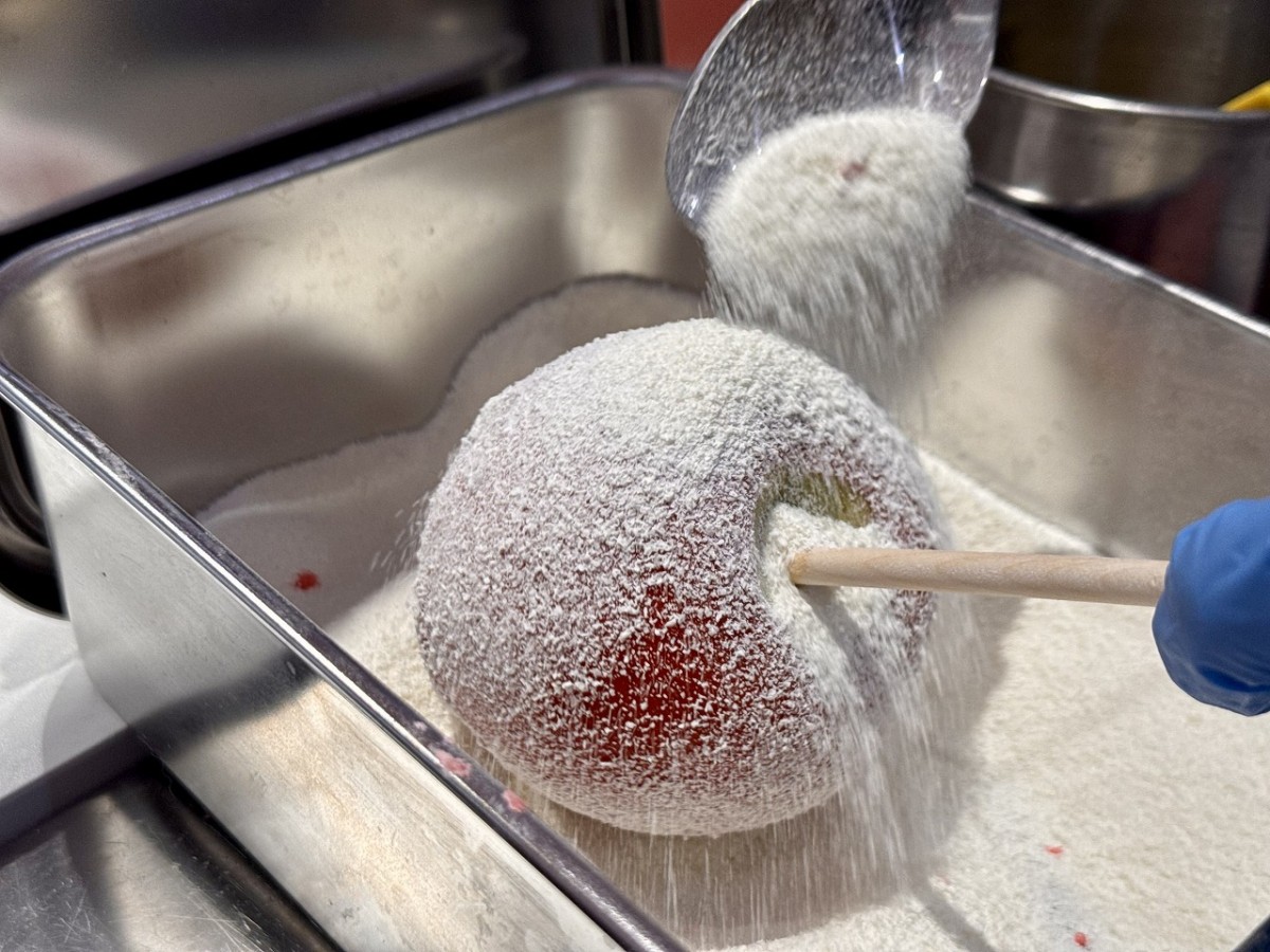 島根県出雲市にあるりんご飴専門店『りんごのおもい』の調理風景