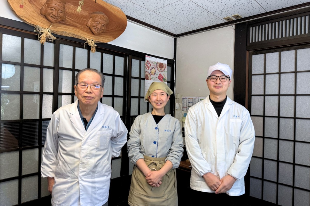 島根県出雲市にある和菓子処『馬庭開運堂』の店主とスタッフ