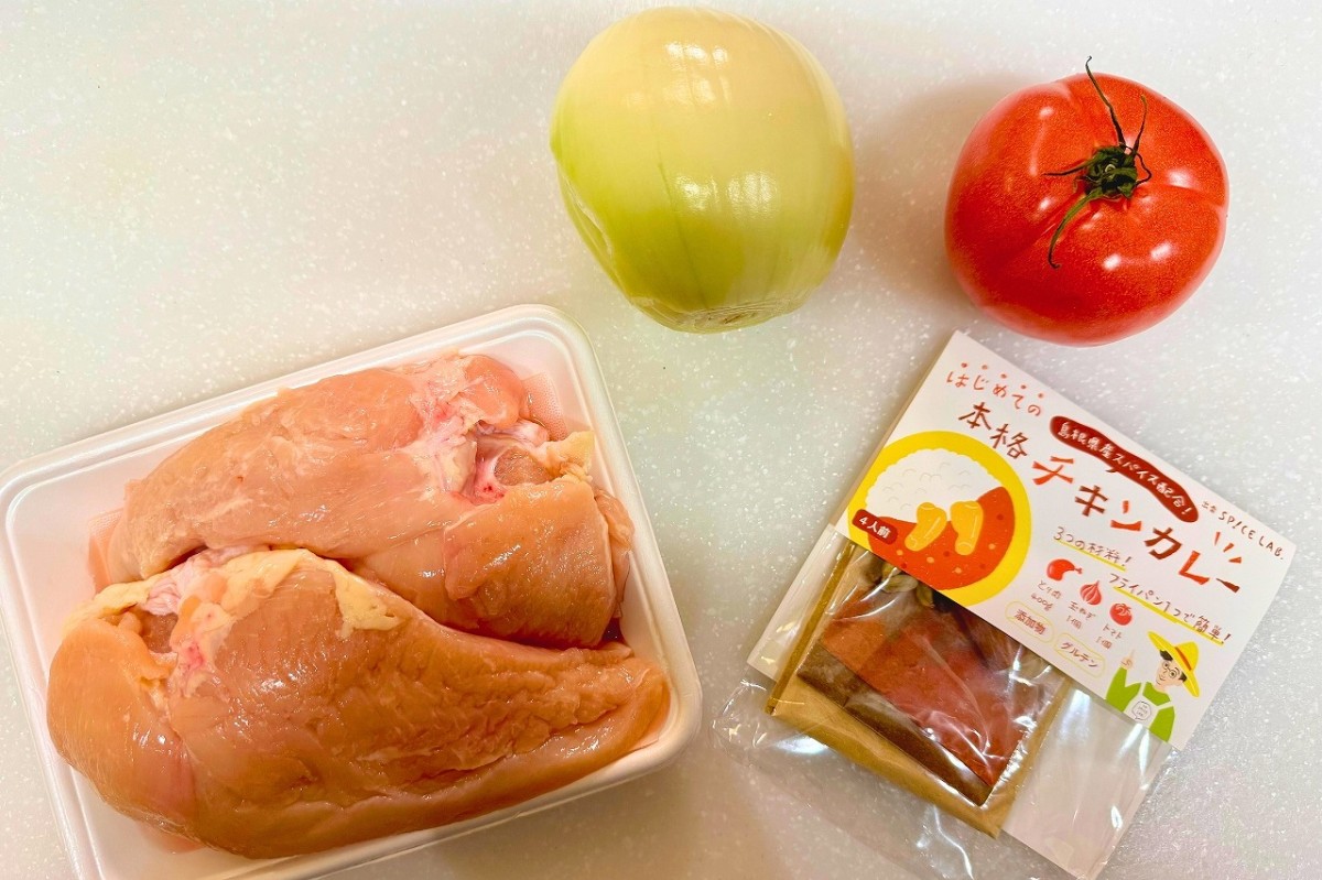 島根県雲南市生まれの商品「本格スパイスカレーキット」の調理風景