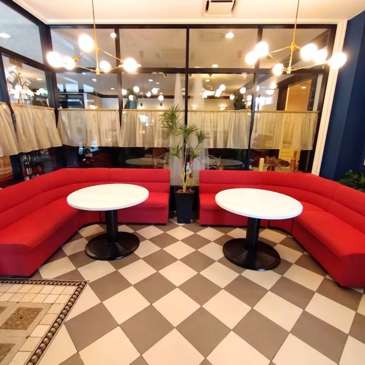 鳥取県倉吉市にある『セントパレス倉吉』の１階カフェレストラン「サンジェルマン」の内観