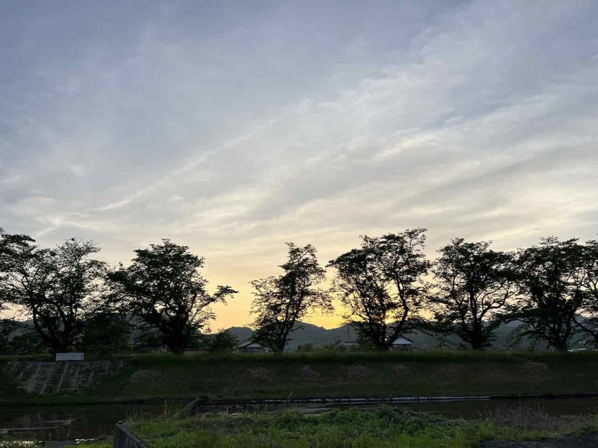 鳥取県西伯郡南部町にある『法勝寺温泉』近くの法勝寺川沿いの夕焼け空
