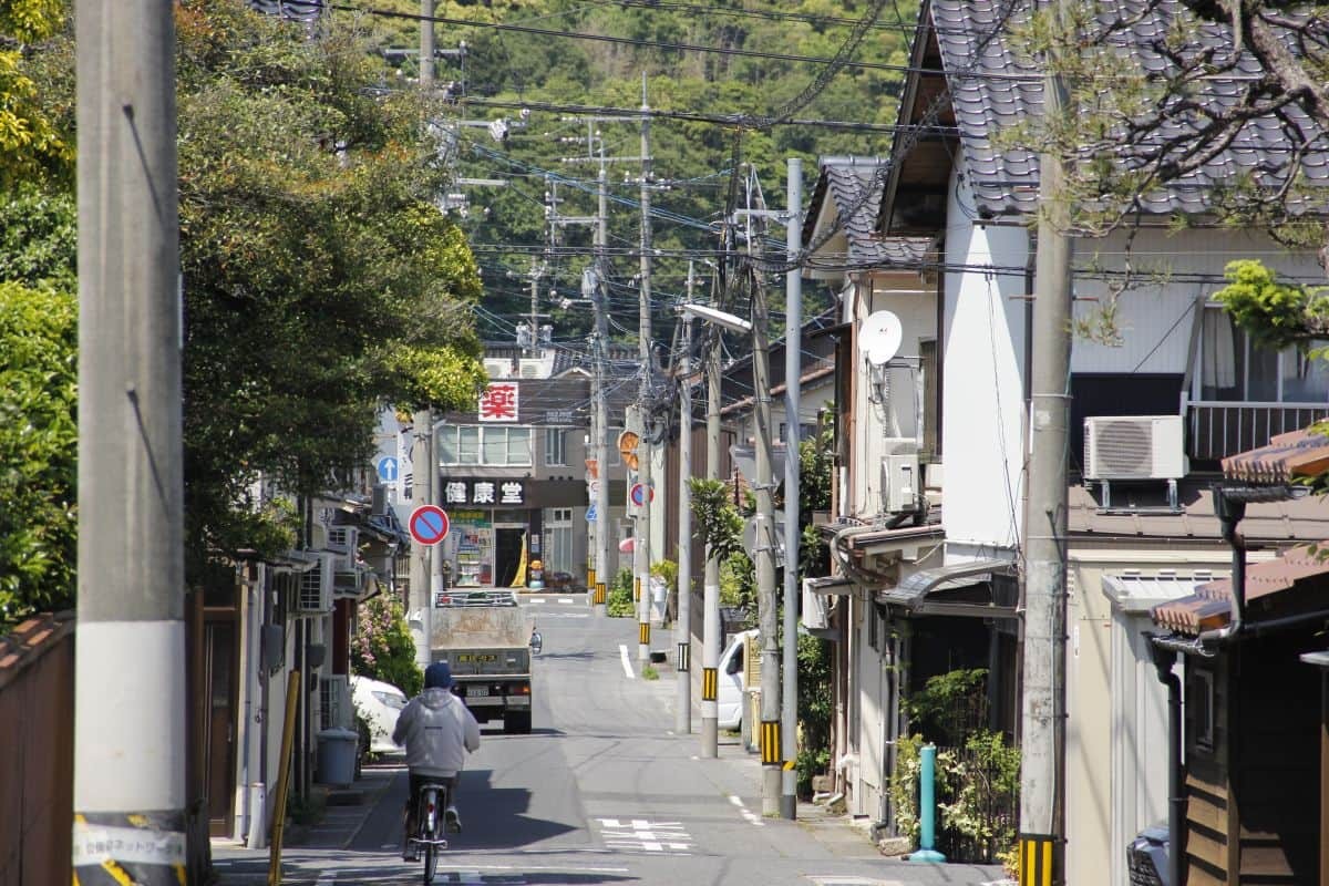 鳥取県倉吉市の観光地・白壁土蔵群の普通の街並み