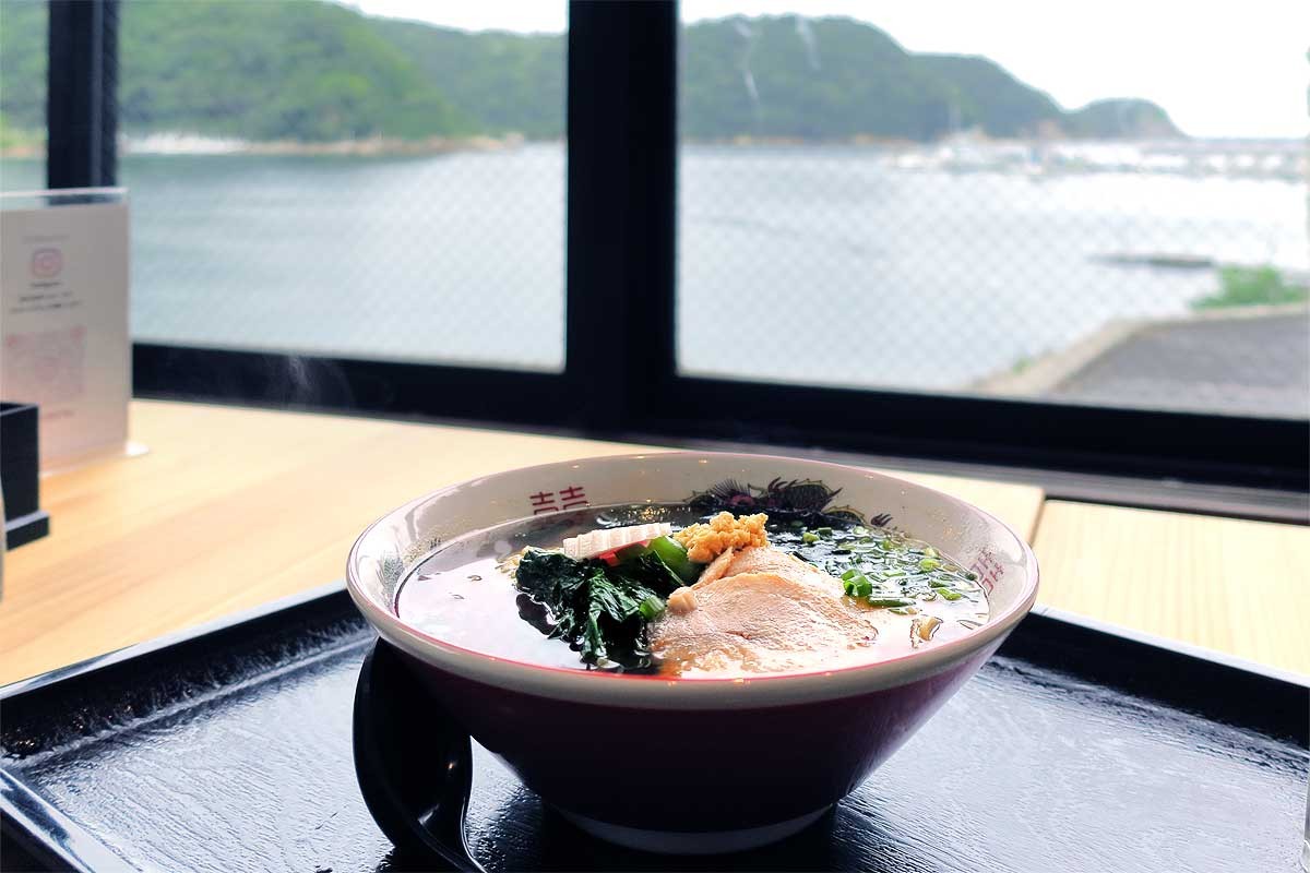 島根県大田市温泉津町の漁港に立つ『港の食堂KAN』の生姜醤油ラーメン